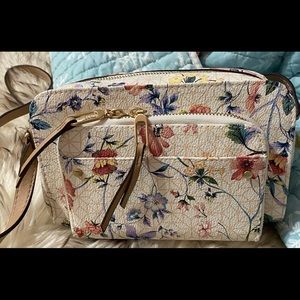 Time and Tru Women's Multi-
Compartment Adjustable Crossbody
Handbag Floral